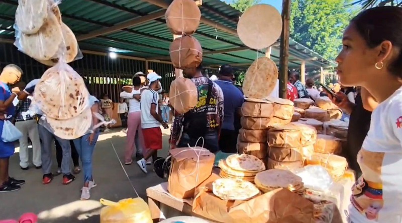 Emprendedores y productores participan en feria del casabe en Ocumare del Tuy